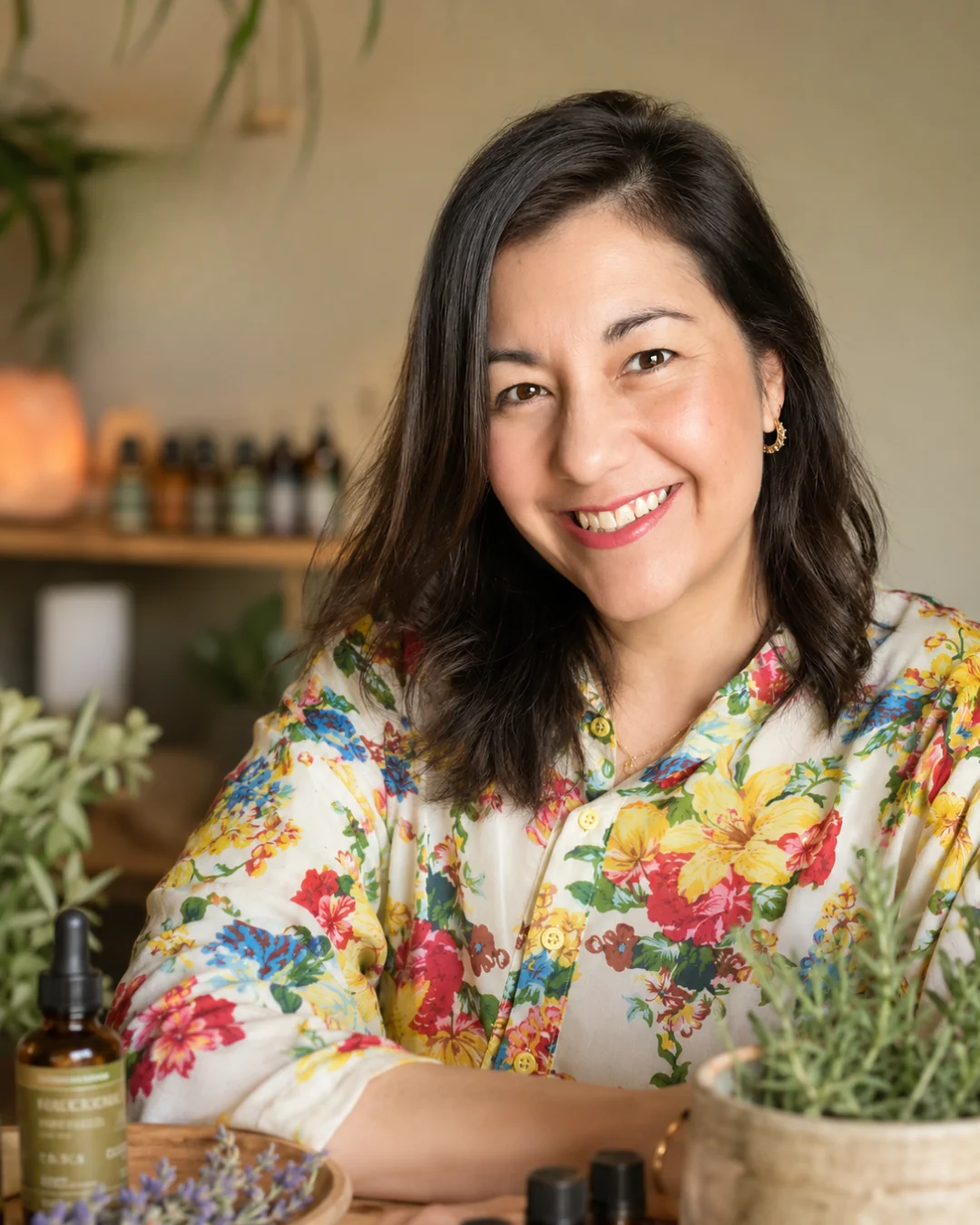 Rosa Díaz, fundadora, junto a sus aceites esenciales